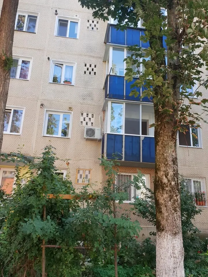 Unități exterioare montate pe fațada unui bloc
