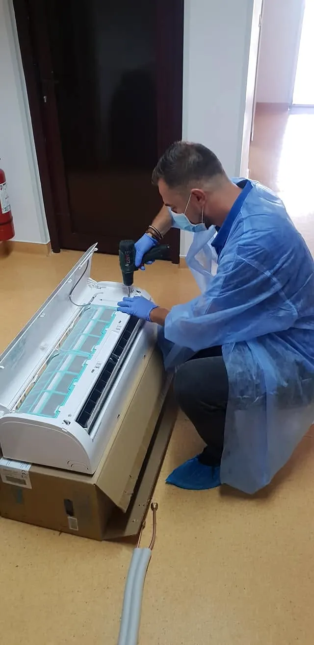 Cosmetizare: igienizăm unitatea interioară a unui aparat de aer condiționat, cu halat și mănuși