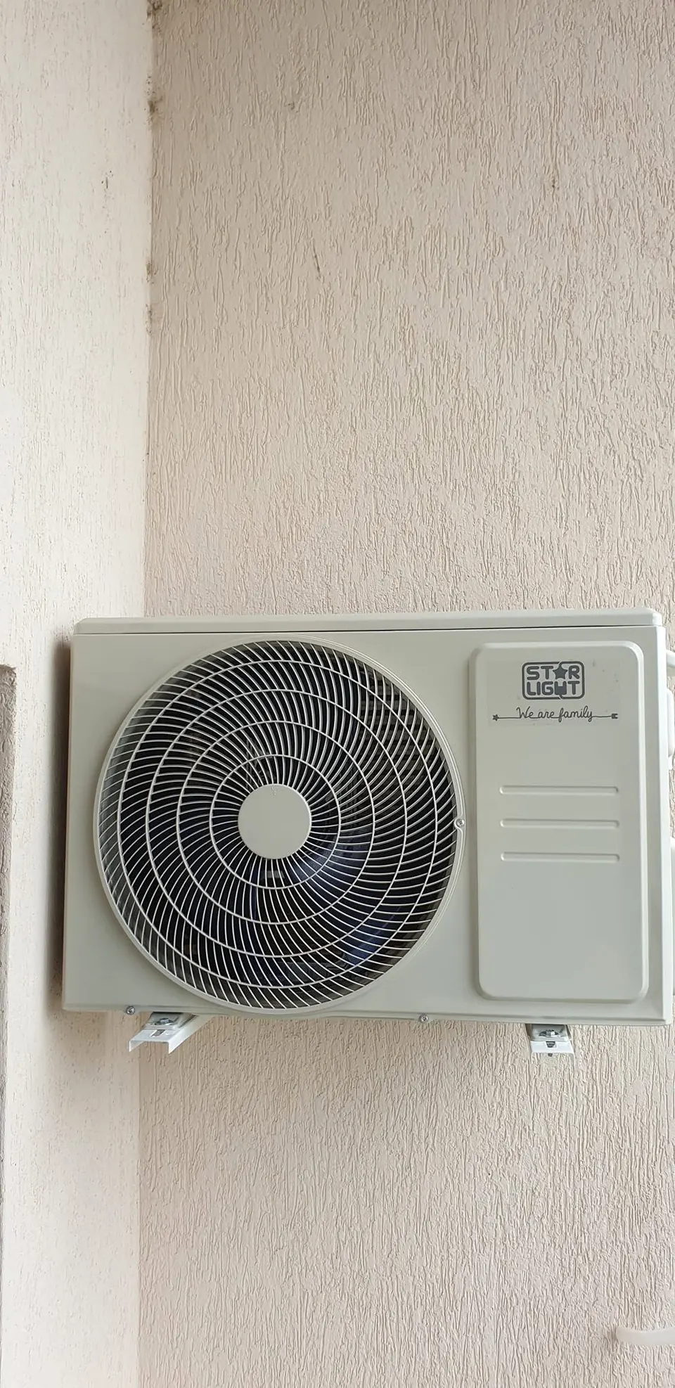 Unitate exterioară montată pe console, pe fațadă