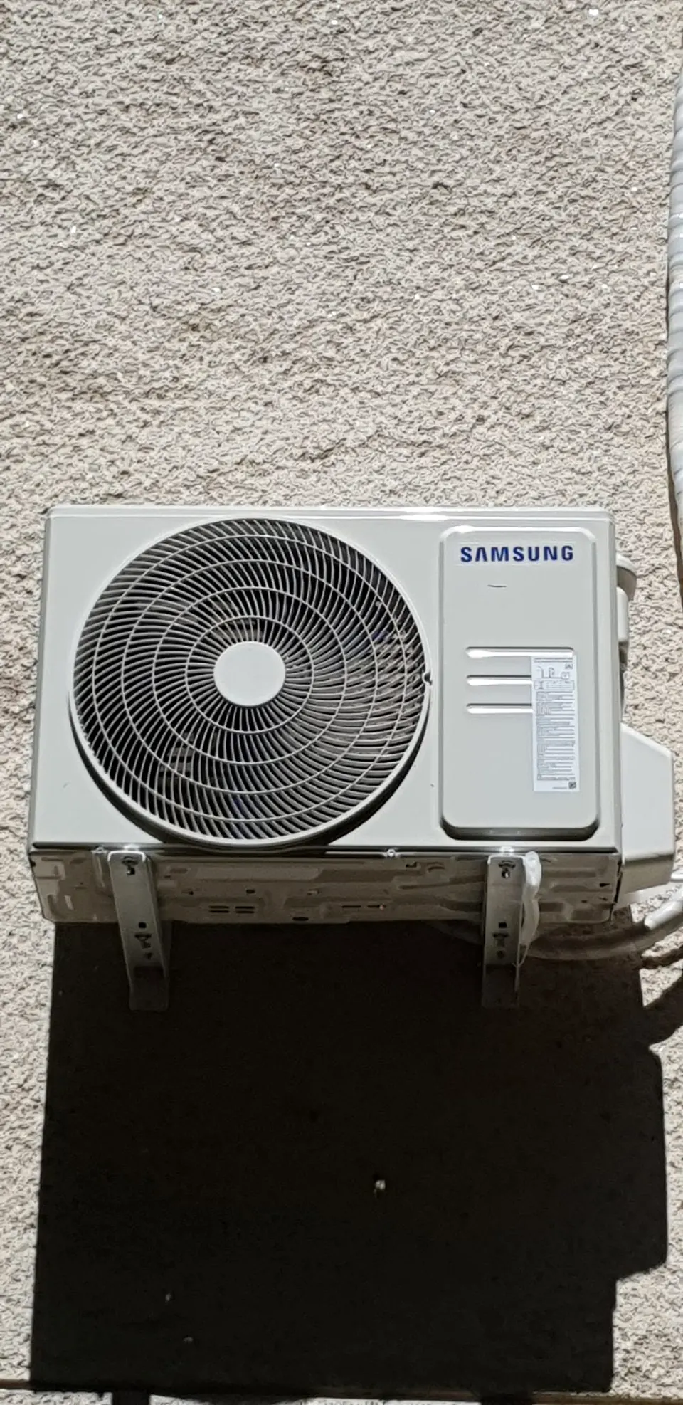 Unitate exterioară Samsung pe console, sub streașină