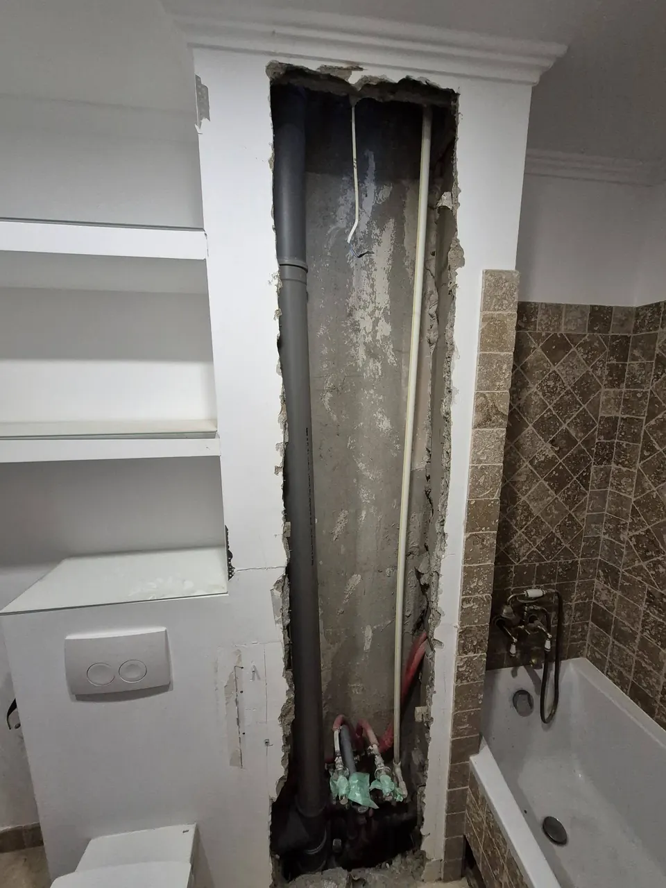 Coloana nouă în ghenă, gata de închis, lângă cadrul de WC suspendat