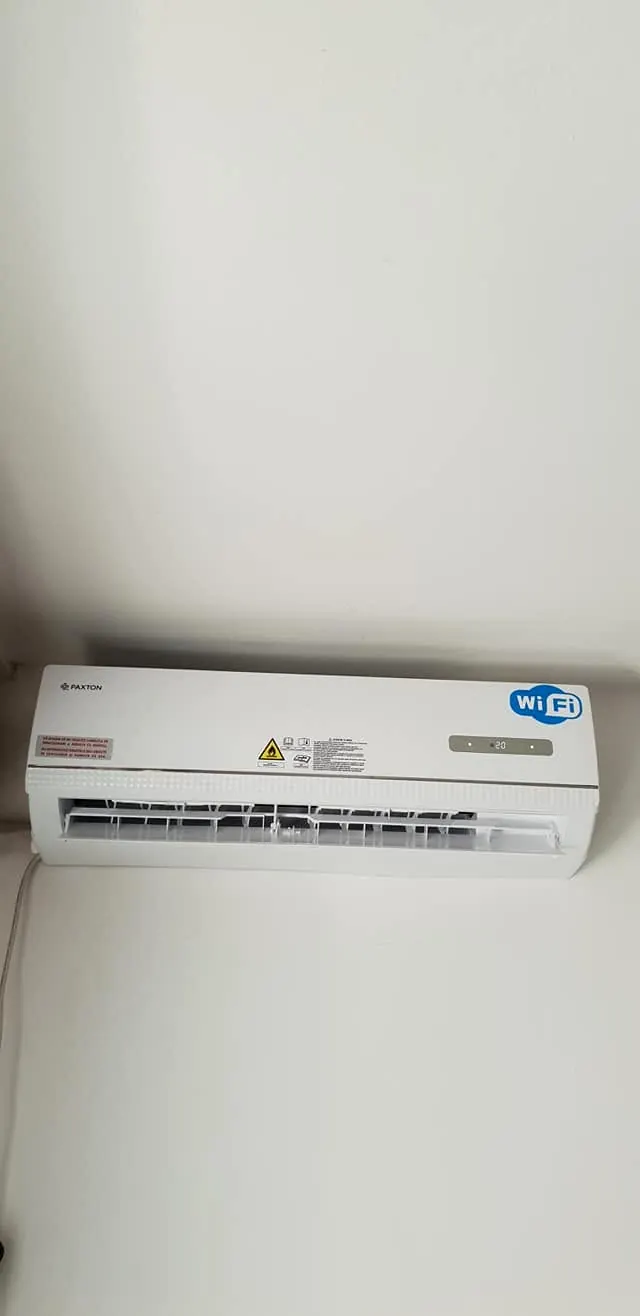 Aparat de aer condiționat cu Wi-Fi montat pe perete alb