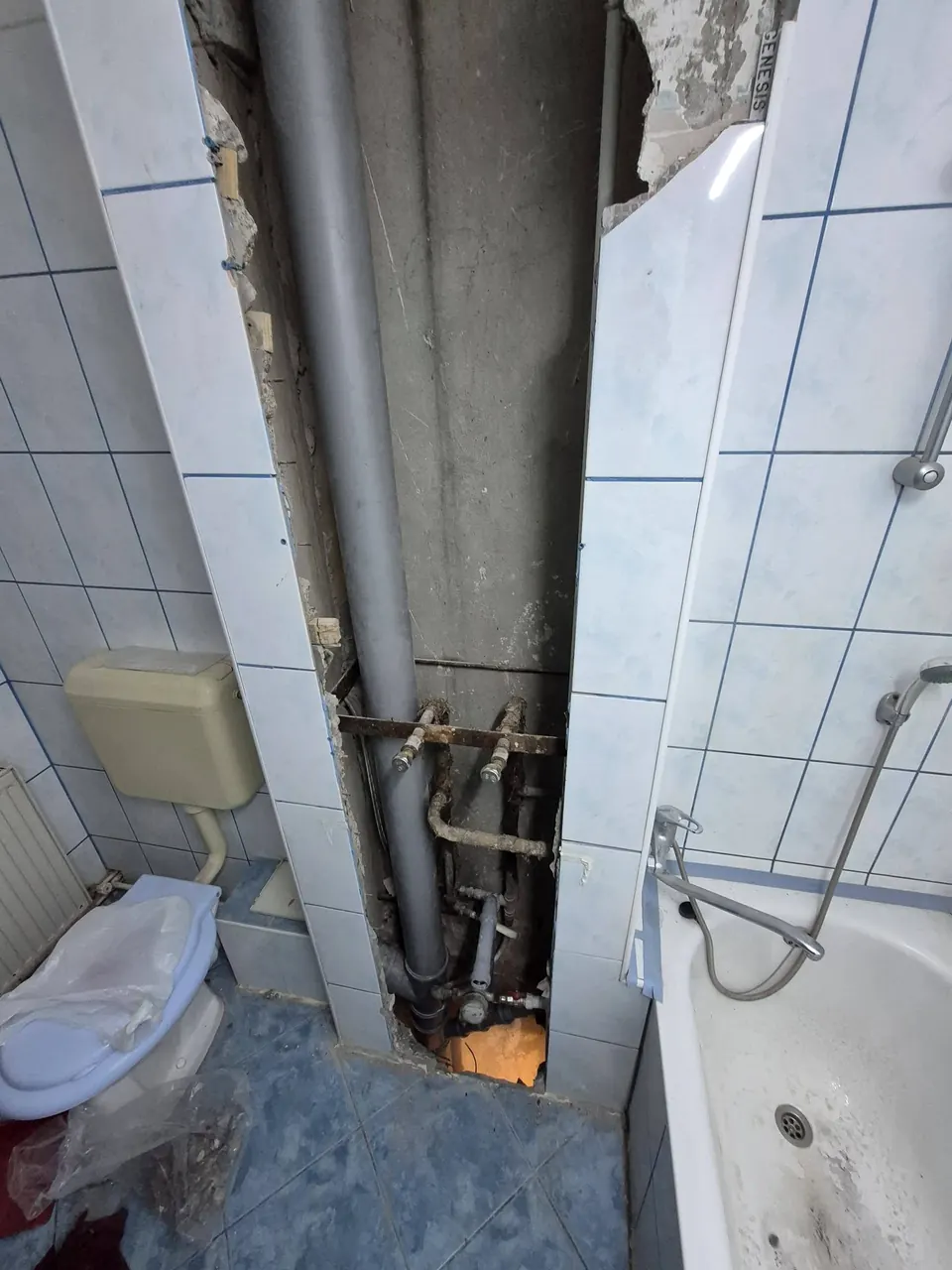 Racorduri noi de apă și canalizare la baza coloanei, lângă cadă