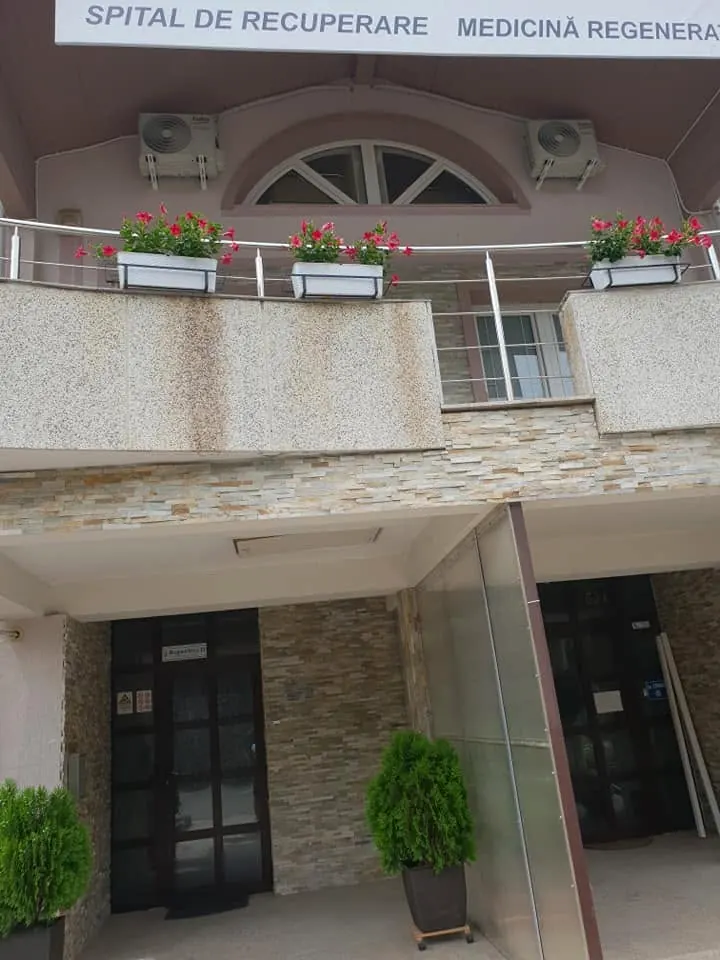 Unități exterioare montate la balconul unui spital de recuperare