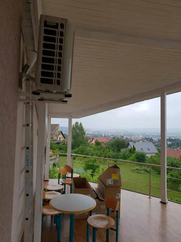 Unitate interioară montată pe o terasă acoperită, cu vedere spre oraș